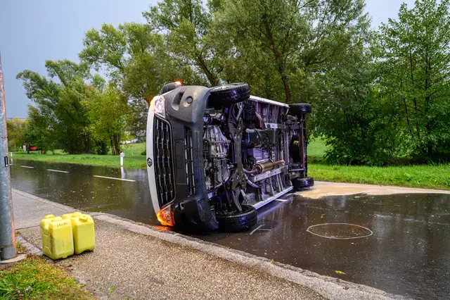 Verkehrsunfall am Mittwoch-Abend auf der L570. Der Wagen kam seitlich zum Liegen. | Foto: Fotokerschi/Simon Brandstätter