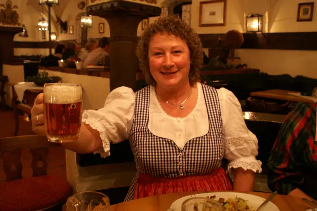 Auch der Damenwelt schmeckt das süffige Freinberger Herbstbier der Brauerei Baumgartner. | Foto: Franz Gruber