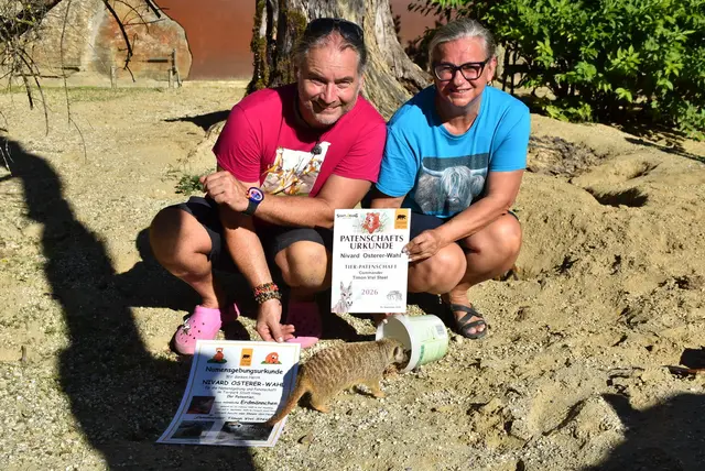 Namensgeber Nivard Osterer-Wahl und seine Gattin Petra mit den Urkunden. Nach Kontrolle der Urkunden sucht Timon etwas Essbares im Kübelchen. | Foto: Herbert Stoschek