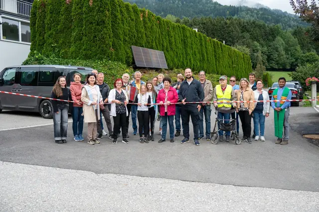 Bürgermeisterin Maria Knauder, Vizebürgermeister Maximilian Peter, Reinelde-Kobold-Inthal, Pfarrprovisor Suresh Remalli und die Bevölkerung des Pachoinig Siedlungsweges. | Foto: Stadtgemeinde St. Andrä