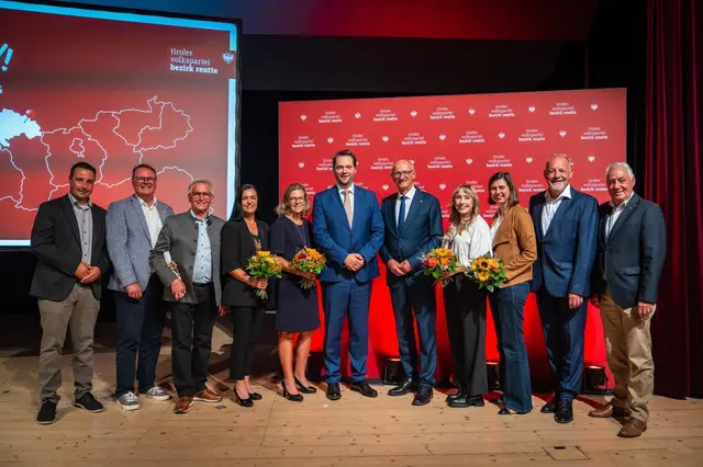 Daniel Müller, Klaus Schimana, Günther Walch, Carmen Strigl-Petz, Karina Konrad, Florian Klotz, Anton Mattle, Bezirksgeschäftsführerin Nina Maria Pohler, Andrea Speckbacher, Markus Köck und Hans-Peter Wagner (v.l.). | Foto: Tiroler Volkspartei