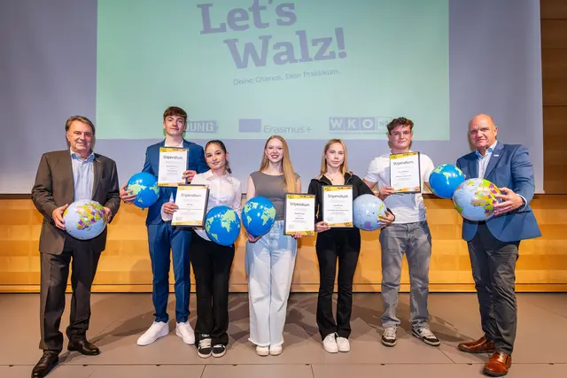 WKNÖ-Präsident Wolfgang Ecker (l.) und AK NÖ Präsident Markus Wieser (r.) gratulierten, v.l.: Maximilian Bäuerlein, Erika Taca, Karoline Hubauer, Arina Lipinskaia und Maximilian Müllner. | Foto: Andreas Kraus