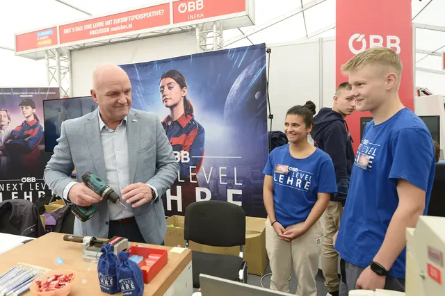AK Niederösterreich-Präsident und ÖGB NÖ-Vorsitzender Markus Wieser besucht die ÖBB-Lehrlinge bei der BO-Messe Zukunft.Arbeit.Leben. | Foto: Georges Schneider