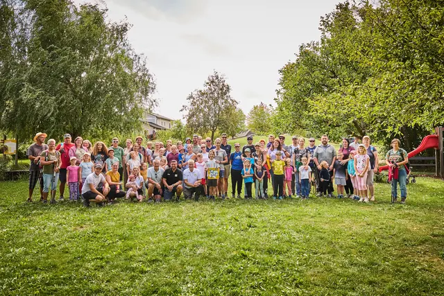 20 Familien gewannen eine „Tut gut!“-Familienwanderung in Mank mit „Tut gut!“-Markenbotschafterin Kati Belllowitsch und einem abschließendem Picknick im Stadtpark. | Foto: Franz Gleiß