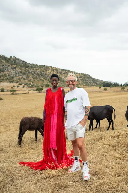 Baur mit Model Delia Marjorie, Miss Grand Islas Baleares 2025. | Foto: Lola Fritz