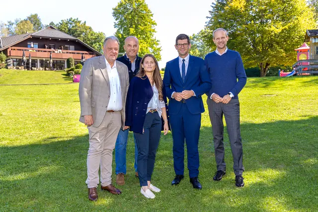 Bürgermeister Martin Treffner, Martin Ramusch, Maria Kogelnig, Landeshauptmann Stellvertreter Martin Gruber und Martin Payr (v.l.)

 

  | Foto: pixelworld.at | Frank Lampl