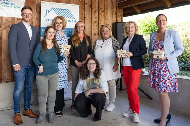 Bernhard Kriechhammer (Bereichsleitung Teilbetreutes Wohnen), Landesrätin Teschl-Hofmeister, Eva Baier (Wohnhausleitung),  Patricia Grünauer (Geschäftsführung Verein Wohnen), Landesrätin Eva Prischl, Stadträtin Amler-Buhr mit den Bewohnerinnen Monika und Naomi. | Foto: Verein Wohnen/Patrick Salfinger