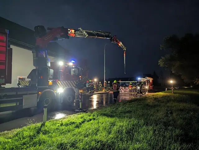 Mit dem schweren Kran der FF Naarn wurde das Fahrzeug aufgerichtet | Foto: FF Mitterkirchen