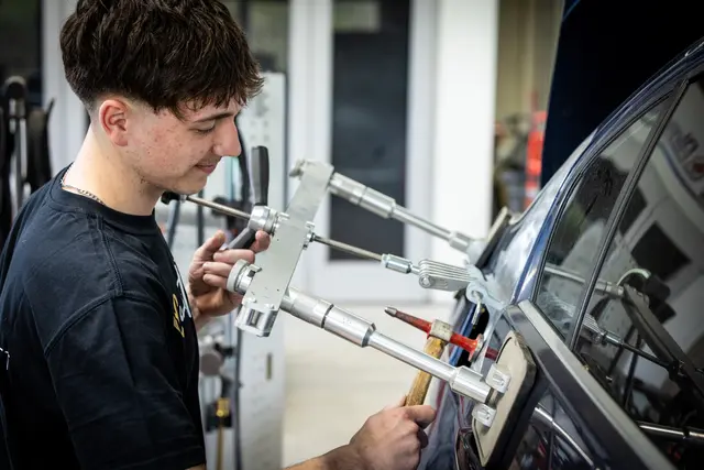 Sebastian Serbinowski absolviert bei KFZ Franschitz in Weppersdorf seine Lehre zum Karosseriebautechniker. | Foto: Andreas Thiesz