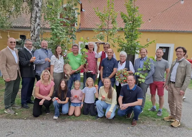 Peter Steinbach, Ewald Bussek und Pfarrer Jerome Ciceu mit Prokektpartnern und Ehrengästen beim Baumfest im Zellerndorfer Pfarrhof. | Foto: Josef Messirek