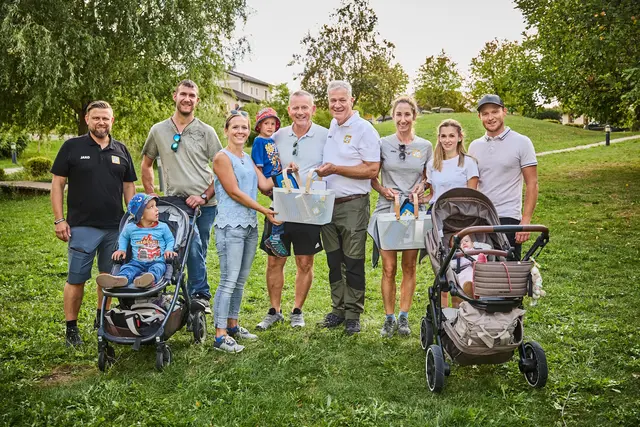 Belohnt wurden die 20 Gewinnerfamilien nach der „Tut gut!“-Familienwanderung mit Kati Bellowitsch (3.v.r.) und Landesrat Anton Kasser (4.v.r.) mit einem „Tut gut!“-Familienpackage bestehend aus Picknickkorb, Trinkflasche, Picknickdecke, Sitzkissen und Jausenbox sowie mit einem Picknick der örtlichen Bäuerinnen. | Foto: Franz Gleiß
