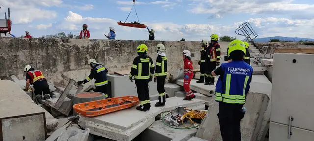 Unter tonnenschweren Betonteilen mussten verschüttete Personen geortet und gerettet werden. | Foto: BFKDO Lilienfeld, SID-Team West