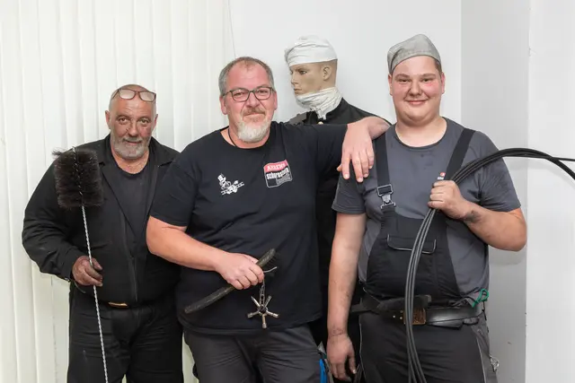 Wetterfest, schwindelfrei und nicht menschenscheu muss ein Rauchfangkehrer sein. Hans Karner (li.) mit seinen Lehrburschen Christian Karner und Liam Zottl.