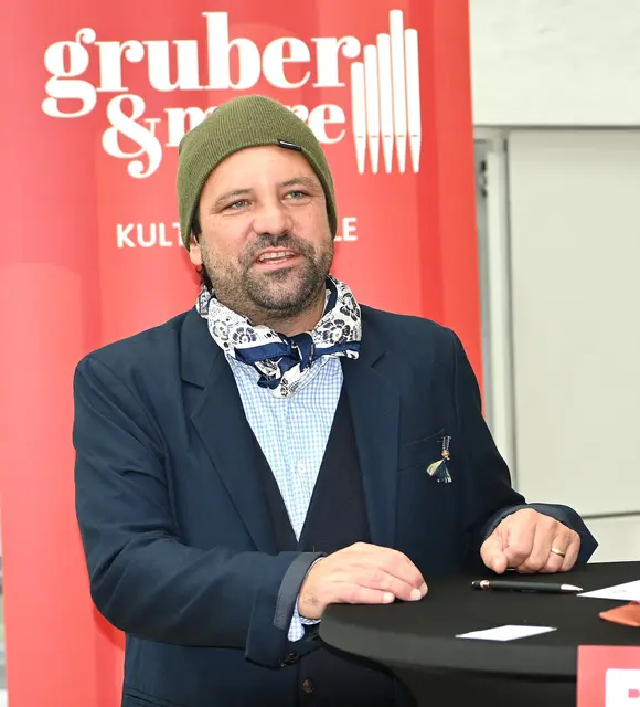 Regisseur Simon Jaritz-Rudle und das Weihnachtsspiel. | Foto: Josef Wind