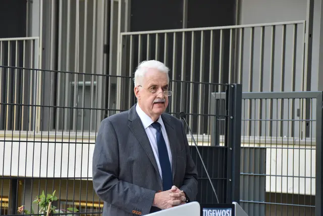 Herbert Marschitz erklärte im Rahmen der Schlüsselübergabe, wie es zum Bau des neuen Studentenheims an diesem Ort kam.  | Foto: Barbara Fluckinger