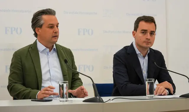 Der FPÖ-Wien-Landesparteivorsitzende Dominik Nepp (l.) und der Klubvorsitzende Maximilian Kraus informieren vor dem Sondergemeinderat. | Foto: Andreas Pölzl/MeinBezirk