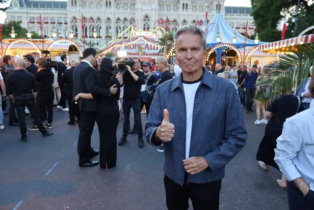 Alfons Haider ließ sich die Roncalli-Premiere nicht entgehen. | Foto: Patricia Hillinger/MeinBezirk