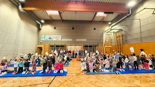 Übergabe der Schulpakete an die Volksschule Bad Gastein