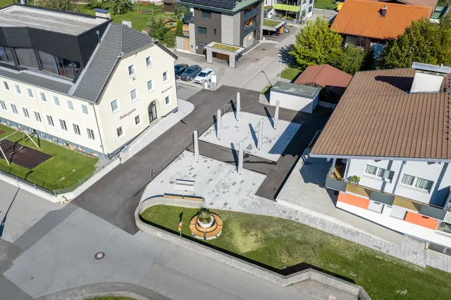 Den besten Blick auf den neuen Ehenbichler Dorfplatz hat man aus der Vogelperspektive. | Foto: a4L-architects ZT GmbH / schian.at