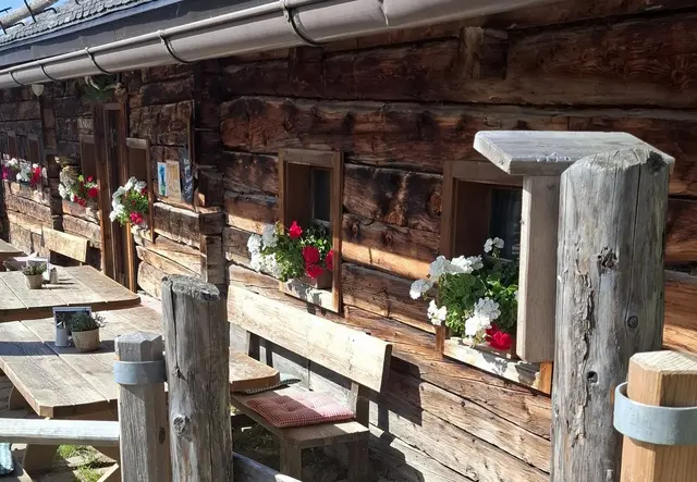 Erste Rast bei der urigen Ellmaualm