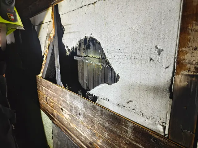 Die schwelende Holzfassade wurde umgehend mit Wasser benetzt und anschließend die einzelnen Bretter, sowie die Styropor-Platten entfernt.  | Foto: Feuerwehr Olsach-Molzbichl
