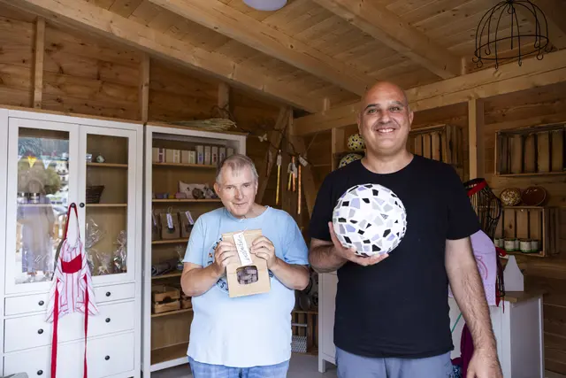 In der Werkstätte Schladming arbeiten Menschen mit Behinderungen und bringen dabei ihre unterschiedlichen Fähigkeiten und Talente ein. Es entstehen Produkte in Handarbeit, die künftig im neuen Laden präsentiert und verkauft werden. | Foto: Diakoniewerk, Ness Rubey