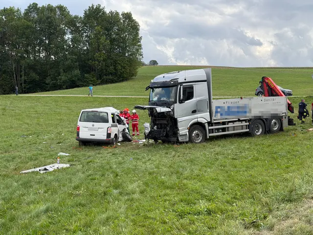 Vier Personen, darunter drei Kinder, mussten mit dem Hubschrauber in Krankenhäuser gebracht werden. | Foto: Team Fotokerschi/Christian Doms