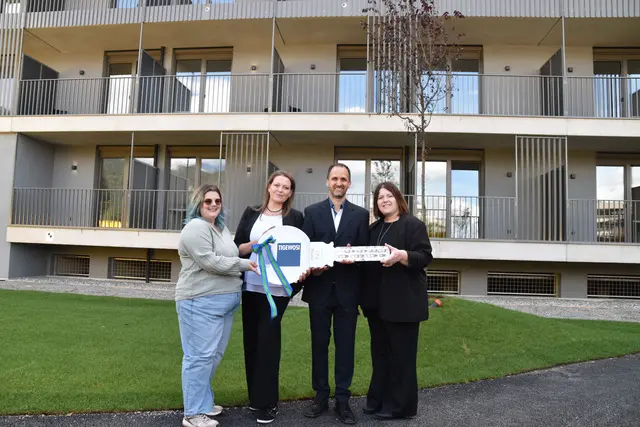 Dieses Team betreut das neue Studentenheim: Die Assistentinnen Jacqueline Haaser, Christin Runewitz und Silvana Mairhofer (v.l.) mit Leiter Mathias Ritter. | Foto: Barbara Fluckinger