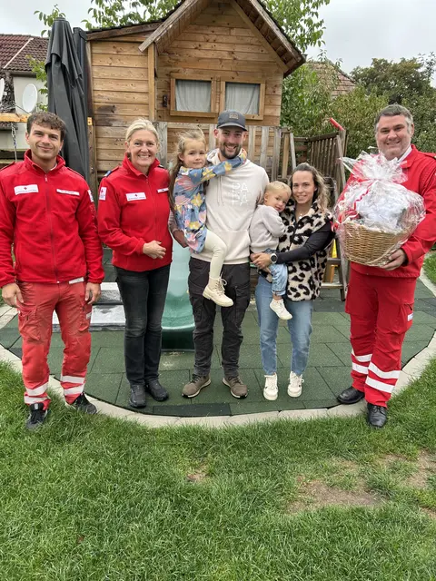 Werbeteamleiter Noah Nepel, Dienststellenleiterin Birgit Trojan, Pia, Patrick, Tim und Stefanie Brantner, Bezirksstellenleiter Klaus Rosenmayer. | Foto: Rotes Kreuz Gmünd
