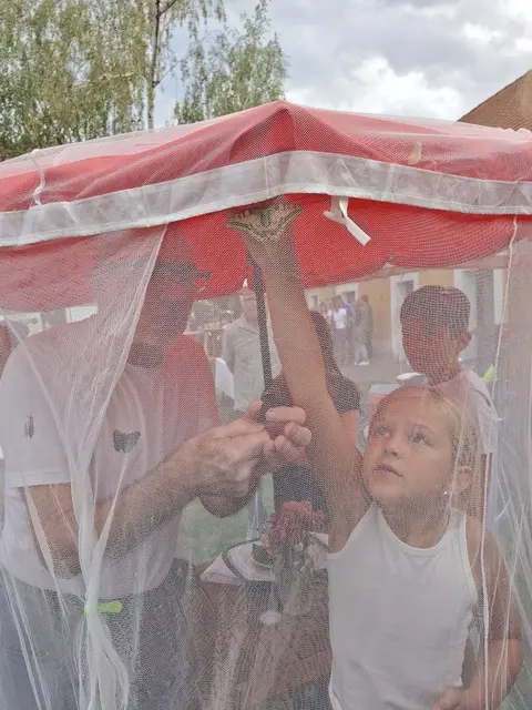 Im Vorhangzelt konnten die Kinder Schmetterlinge mit Zuckerwasser füttern. | Foto: Josef Messirek