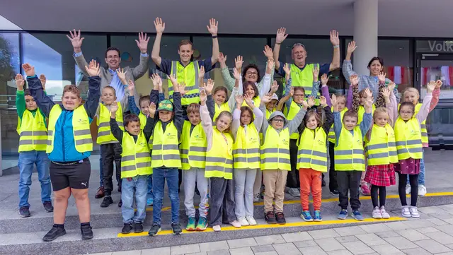 Die Schule hat angefangen und die Kinder jubeln – mit den Westen sind sie besser im Straßenverkehr zu sehen. Bgm. Andreas Hasenöhrl, Revierinspektor Valerian Rehrl, Gruppeninspektor Manfred Schäffl, Direktorin Claudia Hölzl, Klassenlehrerin Andrea Gwechenberger | Foto: Gemeinde Wals-Siezenheim