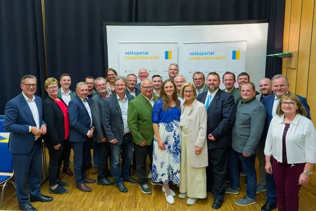 Landeshauptfrau Johanna Mikl-Leitner und Landesgeschäftsführer Matthias Zauner gratulieren der neu gewählten Bezirksparteiobfrau Viktoria Hutter mit ihrem neuen Team im Bezirk Waidhofen/Thaya.