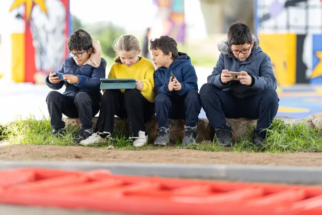 59 Prozent der unter 14-Jährigen besitzen ein Smartphone, 61 Prozent davon mindestens ein Social-Media-Konto. (Symbolbild) | Foto: Studia72/Smarterpix