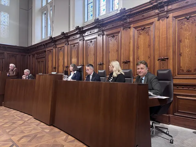 Opposition auf der Regierungsbank: René Apfelknab, Claudia Unger und Kurt Hohensinner (v. r.), Bürgermeisterin Elke Kahr führt den Vorsitz, Finanzstadtrat Manfred Eber und am Pult Gemeinderat Georg Topf