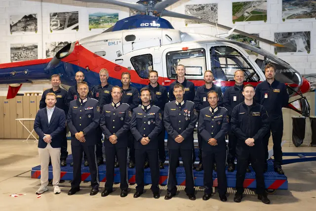 Das Team der Flugeinsatzstelle Klagenfurt wurde für seinen Einsatz beim Waldbrand im Lesachtal mit einem Ansteckabzeichen ausgezeichnet. | Foto: LPD Kärnten/Handler