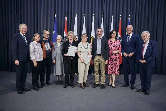 Landeshauptmann Thomas Stelzer, drei Schwestern des Don Bosco Ordens, Schwester Zäzilia Holzer, Barbara Winkelbauer, Bürgermeister Peter Zieher, Landtagsabgeordnete Elisabeth Gneißl, Landesrat Christian Dörfel und LH. a.D. Josef Pühringer (v.l.). | Foto: Land OÖ/Peter Mayr