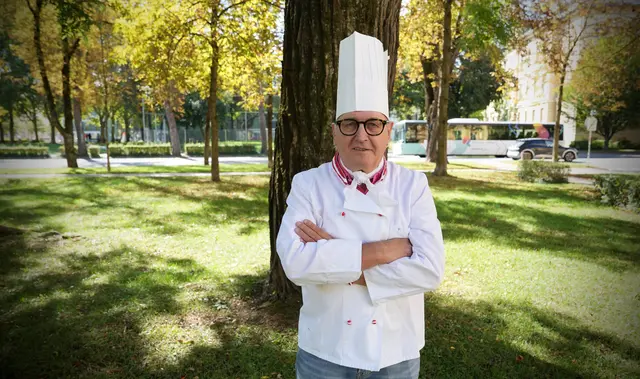 Alter schützt vor einer Koch-Lehre nicht: Egon Rutter (75) ist offensichtlich Kärntens ältester Jungkoch. | Foto: MeinBezirk.at/StephanFugger