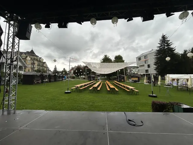 Die große Musikbühne im Kurpark wartet schon. | Foto: Markus Krücken