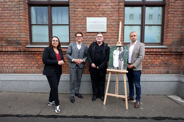 Herwig Dirmhirn (2.v.r.) war der Initiator und wollte mit der Gedenktafel den Mut seiner beiden Großeltern sichtbar machen. | Foto: Votava
