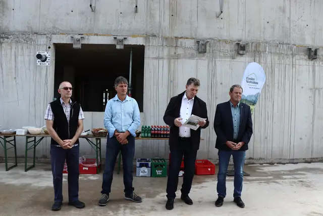 (v.l.) Hochwürden Pfarrer Adam Zasada, Obmann des Pfarrkirchenrates Johann Schellhorn, Geschäftsführer der Tiroler Wohnbu Walter Soier und Bürgermesister Wolfgang Knabl bei der Firstfeier in Söll.  | Foto: Martina Obertimpfler 