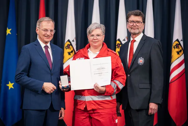 Manuela Stimmeder erhielt die Oö. Rettungs-Dienstmedaille in Bronze. | Foto: Land OÖ/MM