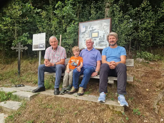 Der Verschönerungsverein mit Obmann Alois Höretseder kümmert sich um die Wanderwege. Der Grundbesitzer Josef Höllinger achtet auf die Pflege der Gedenkstätte (Foto mit Enkel Timo). Geschichtsforscher Klaus Stötter hat die Flugzeugabstürze in Drautendorf dokumentiert. | Foto: Verschönerungsverein