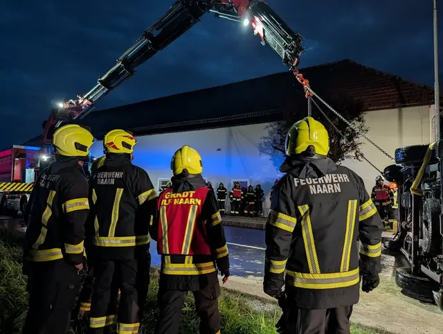 Mit dem Kran der FF Naarn wurde das Fahrzeug aufgerichtet. | Foto: FF Mitterkirchen