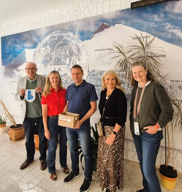 Schulaktion Mittelschule li.: Dr. Heinrich Thaler, Margit Kreuzthaler, Michael Loose (Direktor der Skimittelschule Bad Gastein), Gerti Gruber und Isabella Thaler, Rotary Gastein