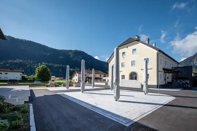Der neugestaltete Platz zwischen Gemeindeamt und Kindergarten. | Foto: a4L-architects ZT GmbH / schian.at