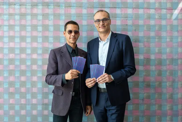 Unter dem Titel „Matrix“ präsentiert die Sparkasse Bregenz das Kunstsparbuch 2026, gestaltet von Künstler Alexander Stark, im Bild links mit Vorstandsdirektor Johannes Hämmerle | Foto: Sparkasse Bregenz