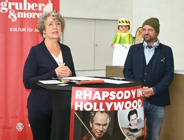 Claudia Schwenk präsentierte das Programm.  | Foto: Josef Wind