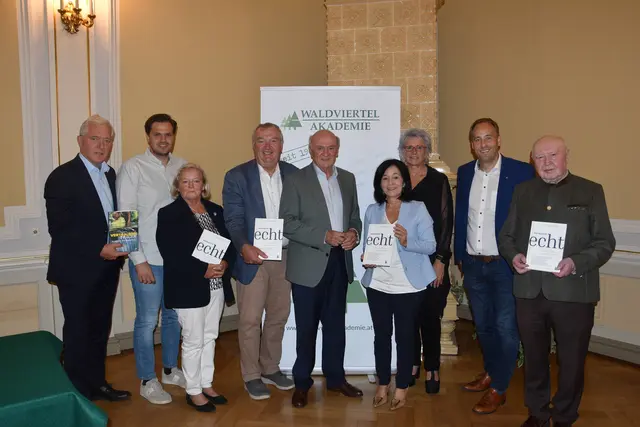 Geschäftsführer der Kultur.Region Martin Lammerhuber, Bundesrat Sebastian Stark, ehemalige Nantionalratsabgeordnete Angela Fichtinger, Ehrenobmann Ernst Wurz, ehemaliger Landeshauptmann Erwin Pröll, Bundesrätin Margit Göll, Vorsitzender-Stellvertreterin Martina Dorfinger, Bürgermeister Patrick Layr und Vorstandsmitglied Brigadier Franz Teszar bei der Buchpräsentation in Weitra. | Foto: WALDVIERTEL AKADEMIE