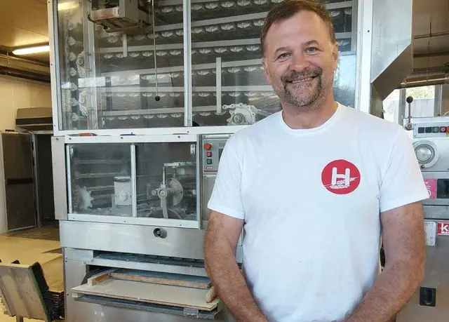Bäcker Christian Utz leitet die Bäckerei Utz in Schardenberg. Das Unternehmen ist familiengeführt, Rezepte werden seit Generationen weitergegeben.  | Foto: Bäckerei Utz