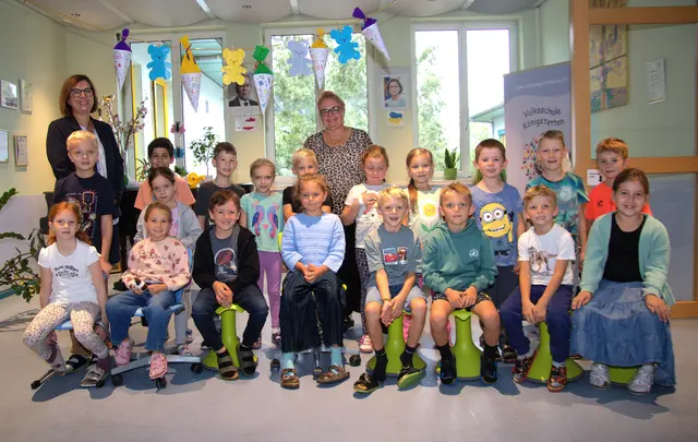 2026 Volksschule Königstetten 1a mit Direktorin Sigrid Schauer und Klassenlehrerin Karin Köllersberger. | Foto: Christian Nowotny